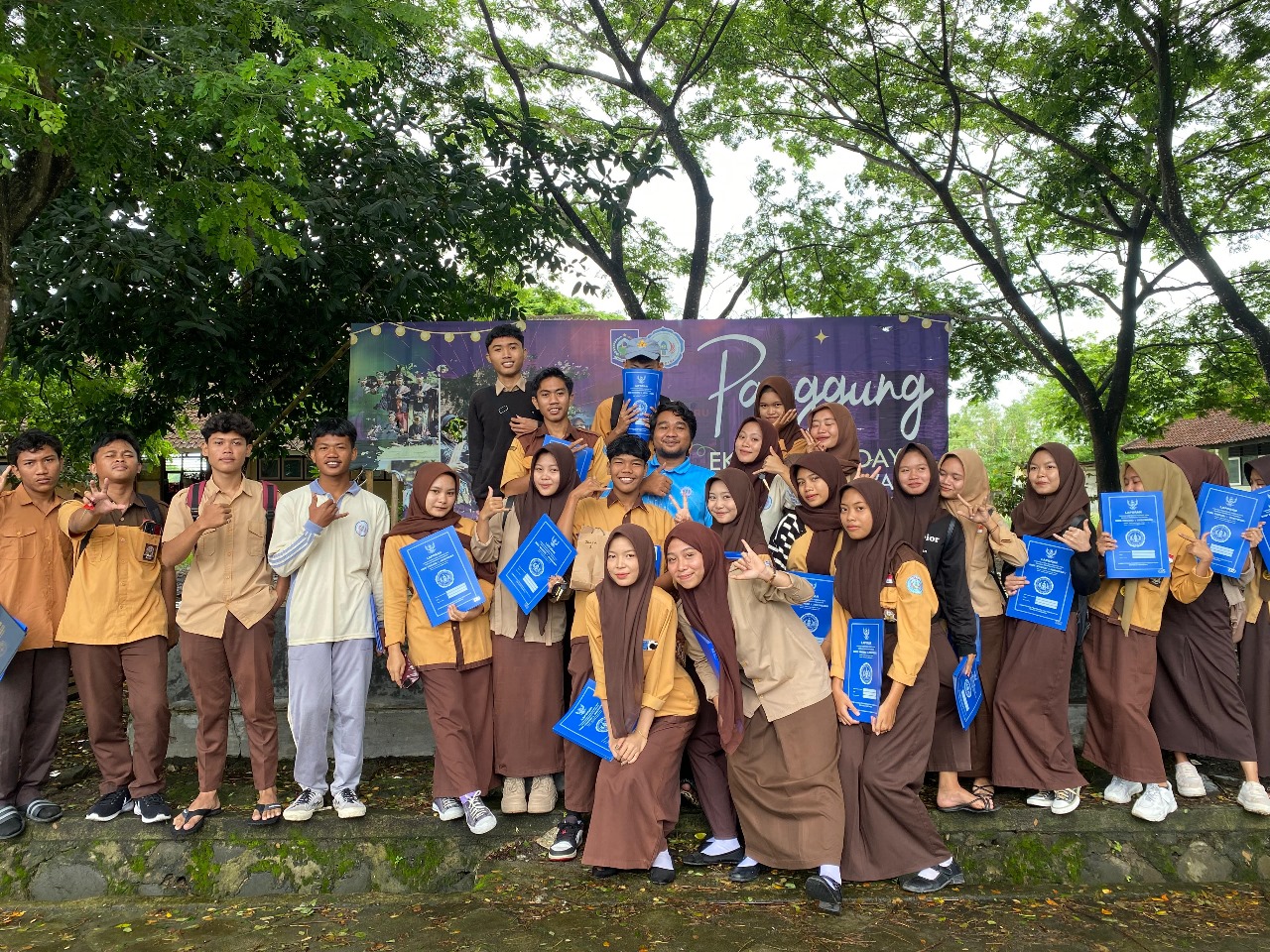 Semester Ganjil Tahun Pelajaran 2024/2025 Berakhir dengan Pembagian Rapor