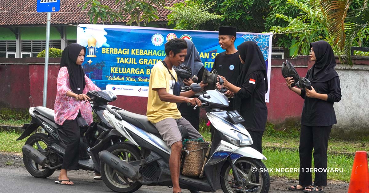 Untuk Ketiga Kalinya OSIS SMKN 1 Jerowaru Membagikan Ta'jil Gratis