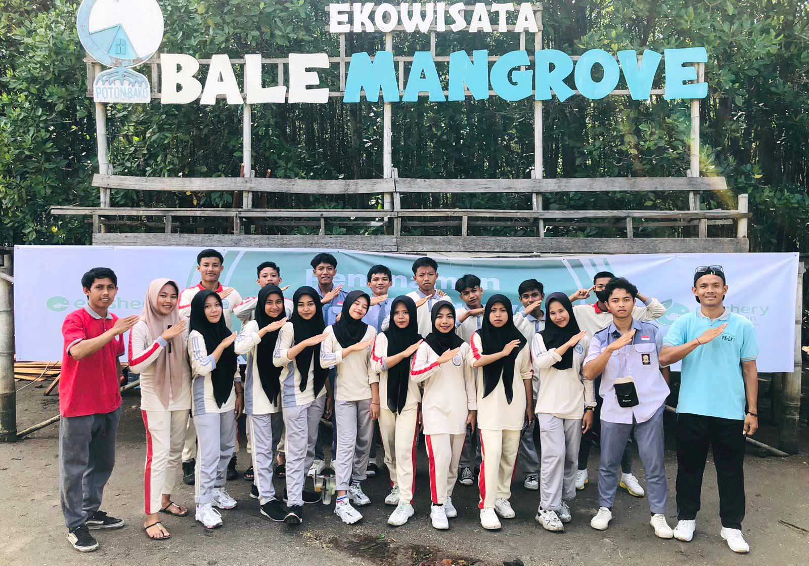 OSIS SMKN 1 Jerowaru Ikut Serta Dalam Penananaman 1000 Pohon Mangrove di Ekowisata Balai Mangrove