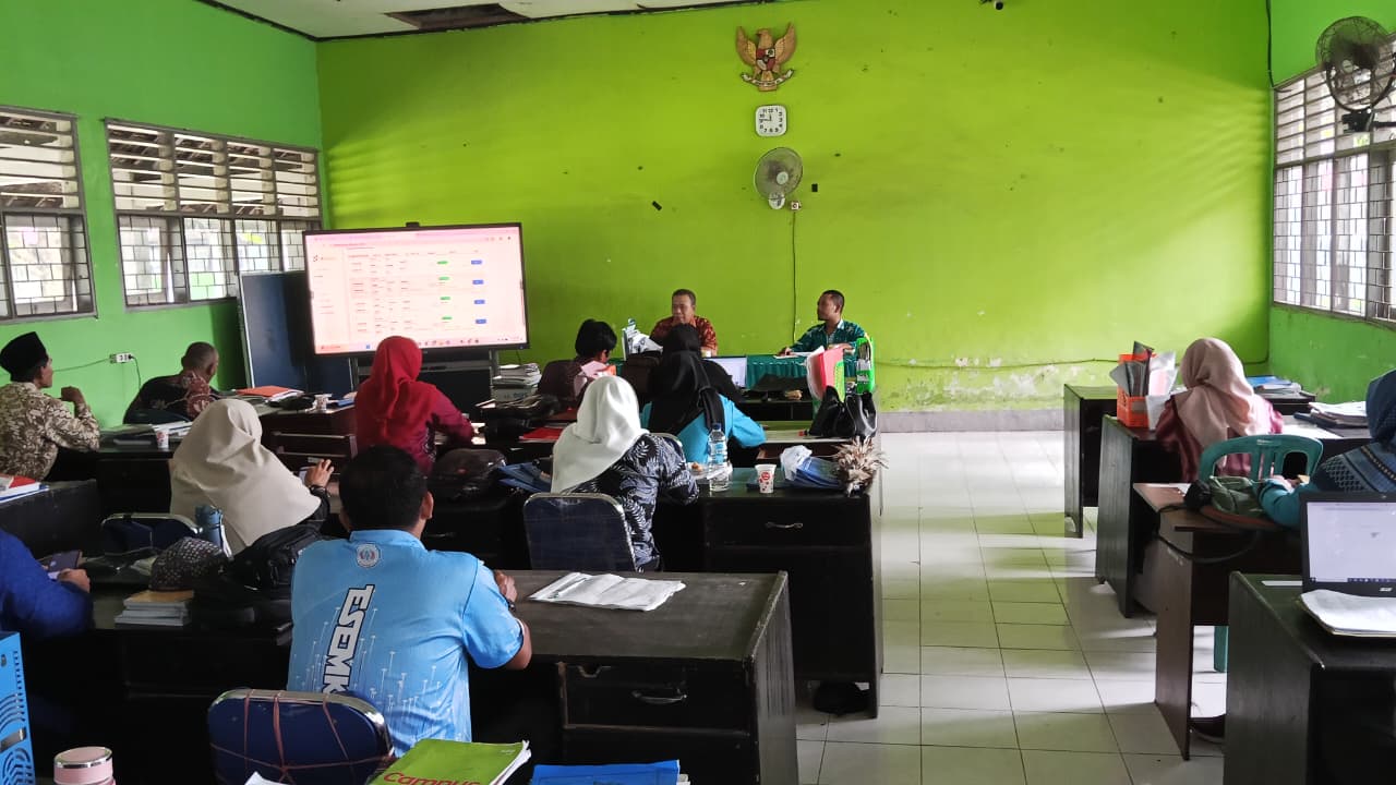 Rapat Rutin Bulanan SMKN 1 Jerowaru Bahas Evaluasi KBM hingga Persiapan UKK
