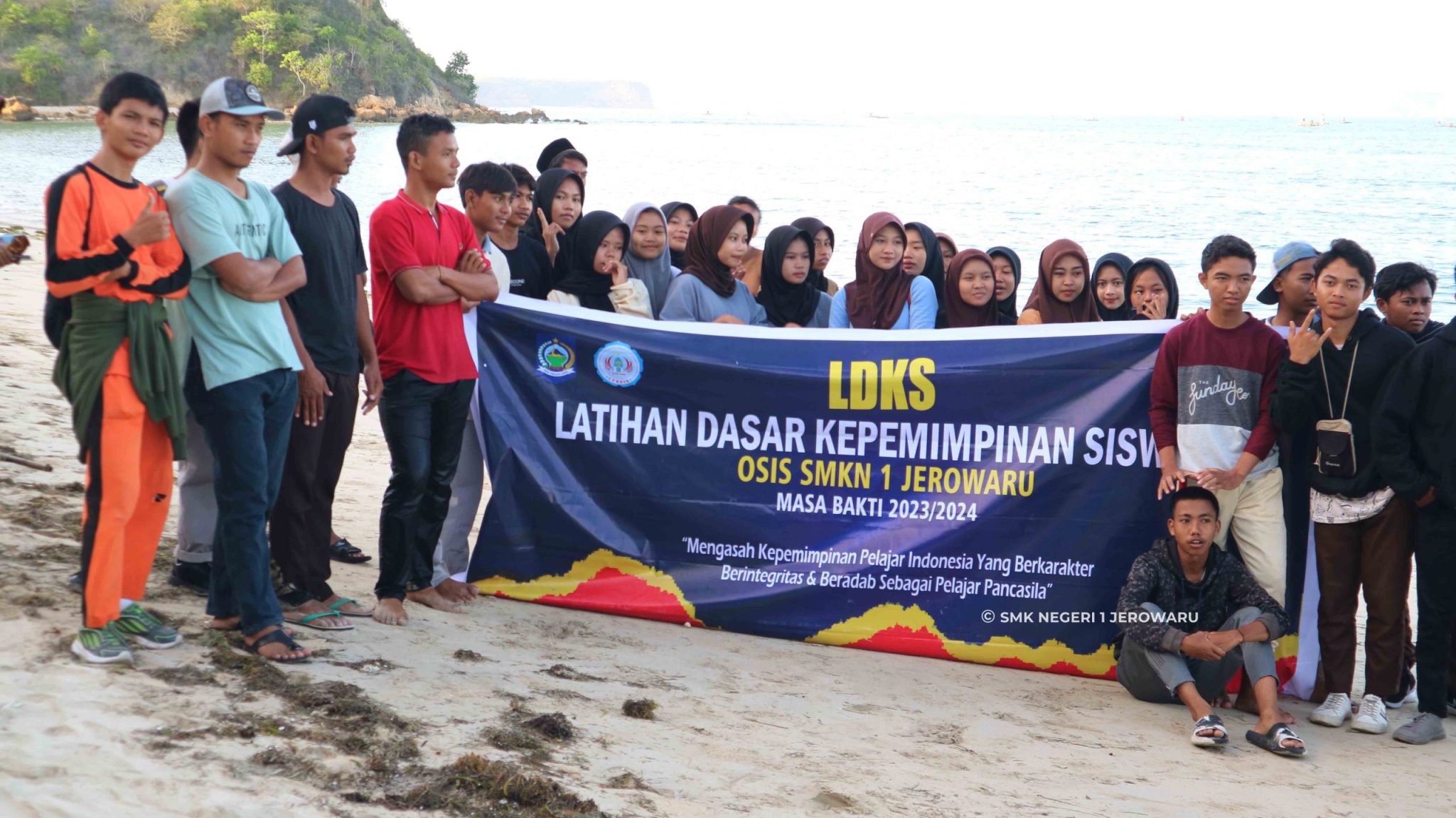 Gelar LDKS di Pantai Ekas, SMKN 1 Jerowaru Siapkan Pemimpin Masa Depan yang Beradab dan Berintegritas