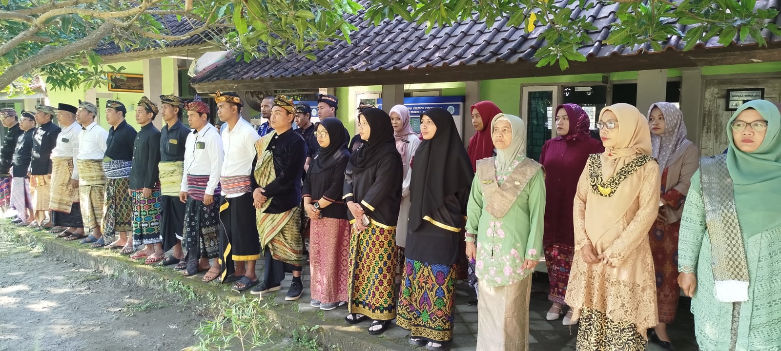 SMKN 1 Jerowaru Laksanakan Hardiknas, Wakil Kepala Sekolah Bagian Kesiswaan Handani Pimpin Upacara