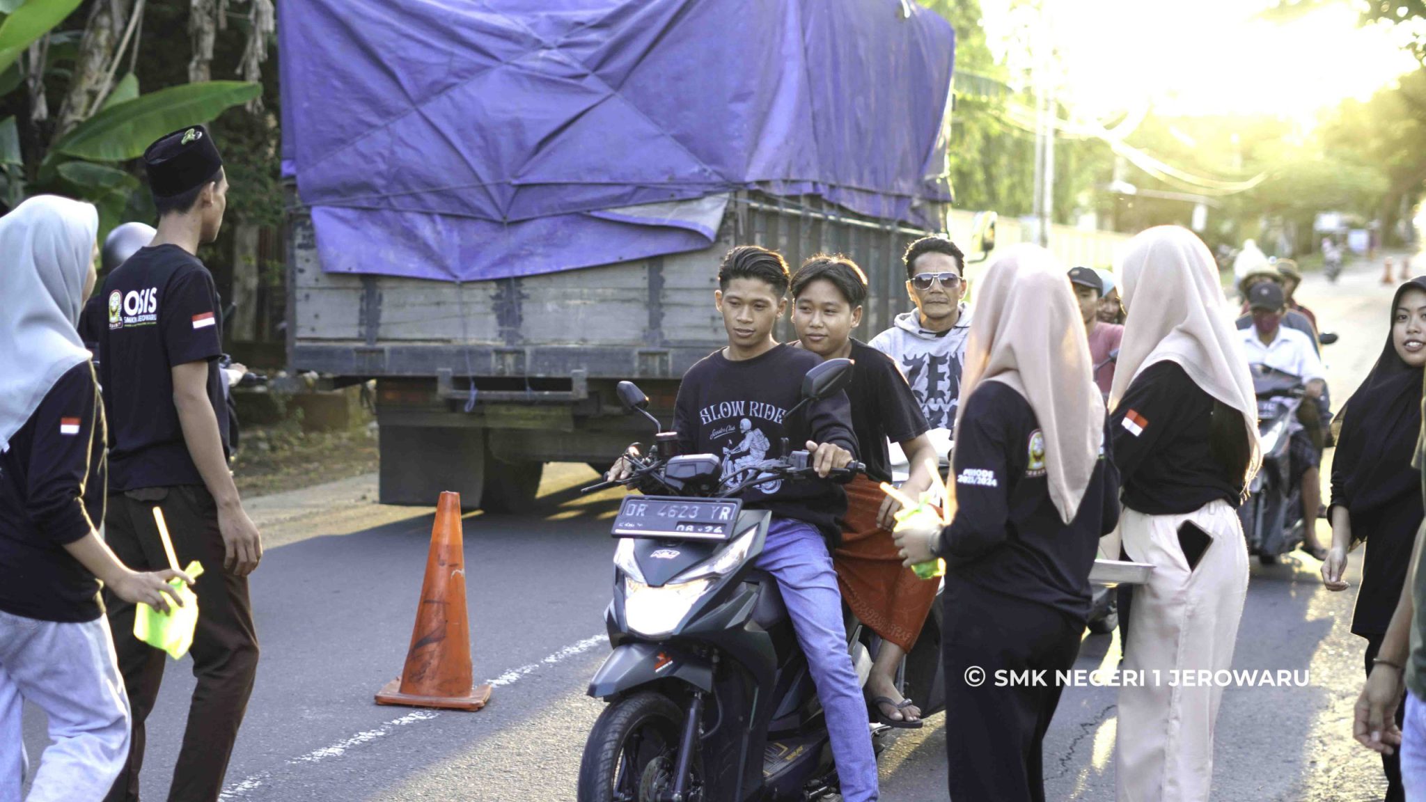 OSIS SMKN 1 Jerowaru Kembali Membagikan Ta'jil Gratis