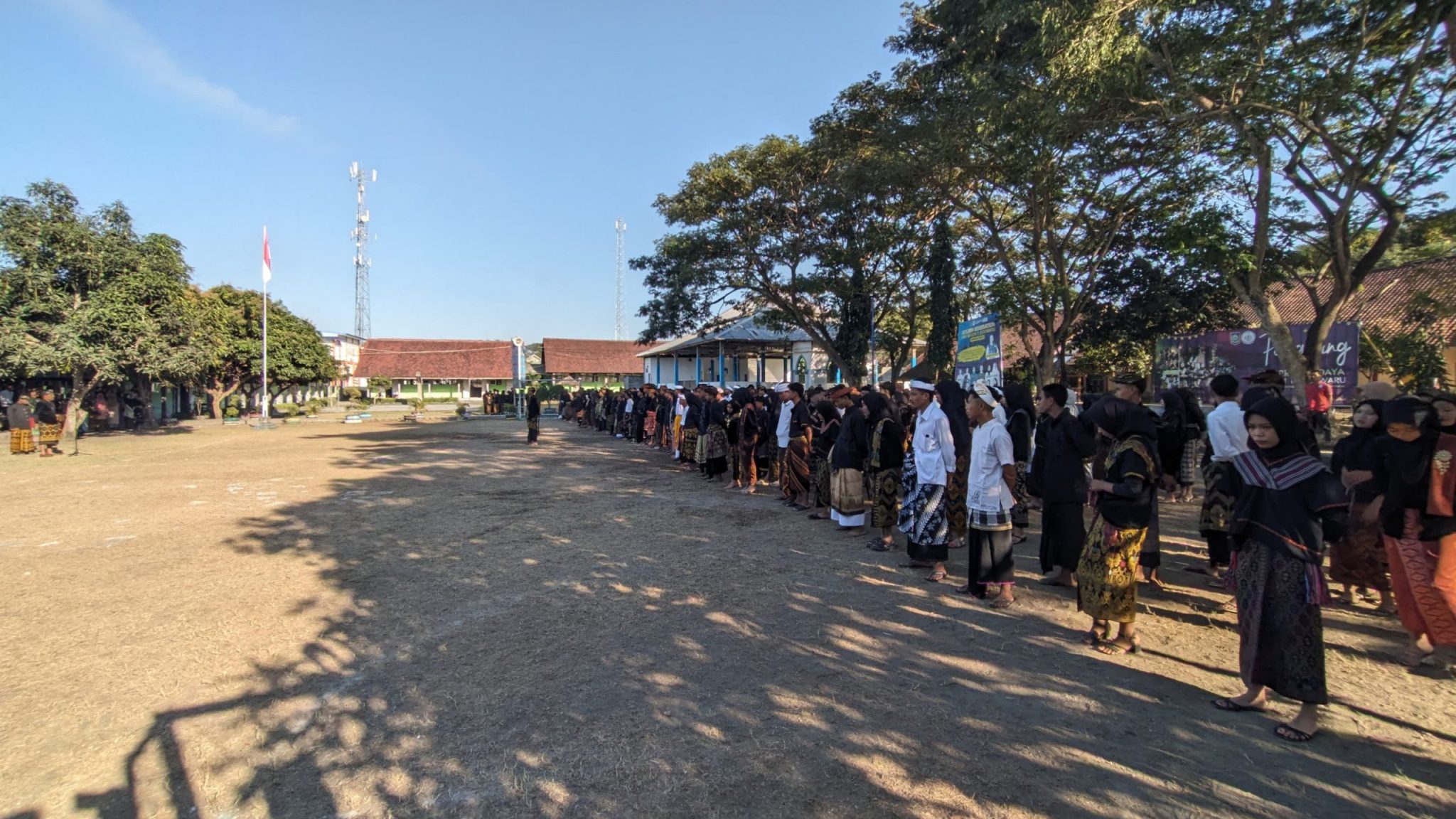 Keluarga Besar SMKN 1 Jerowaru Gelar Upacara Bendera Memperingati HUT RI Ke-79